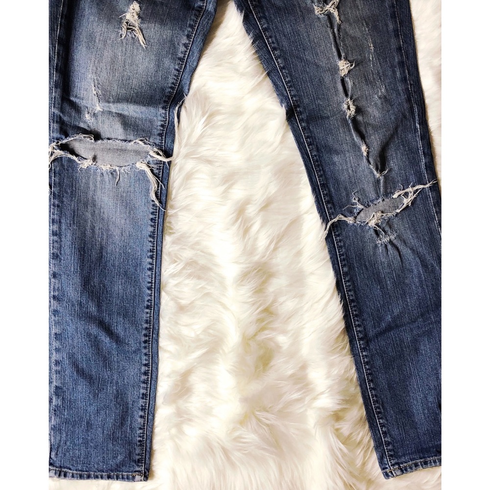 ❌ SOLD ❌ Ripped American Eagle Jeans - Picture 3 of 5